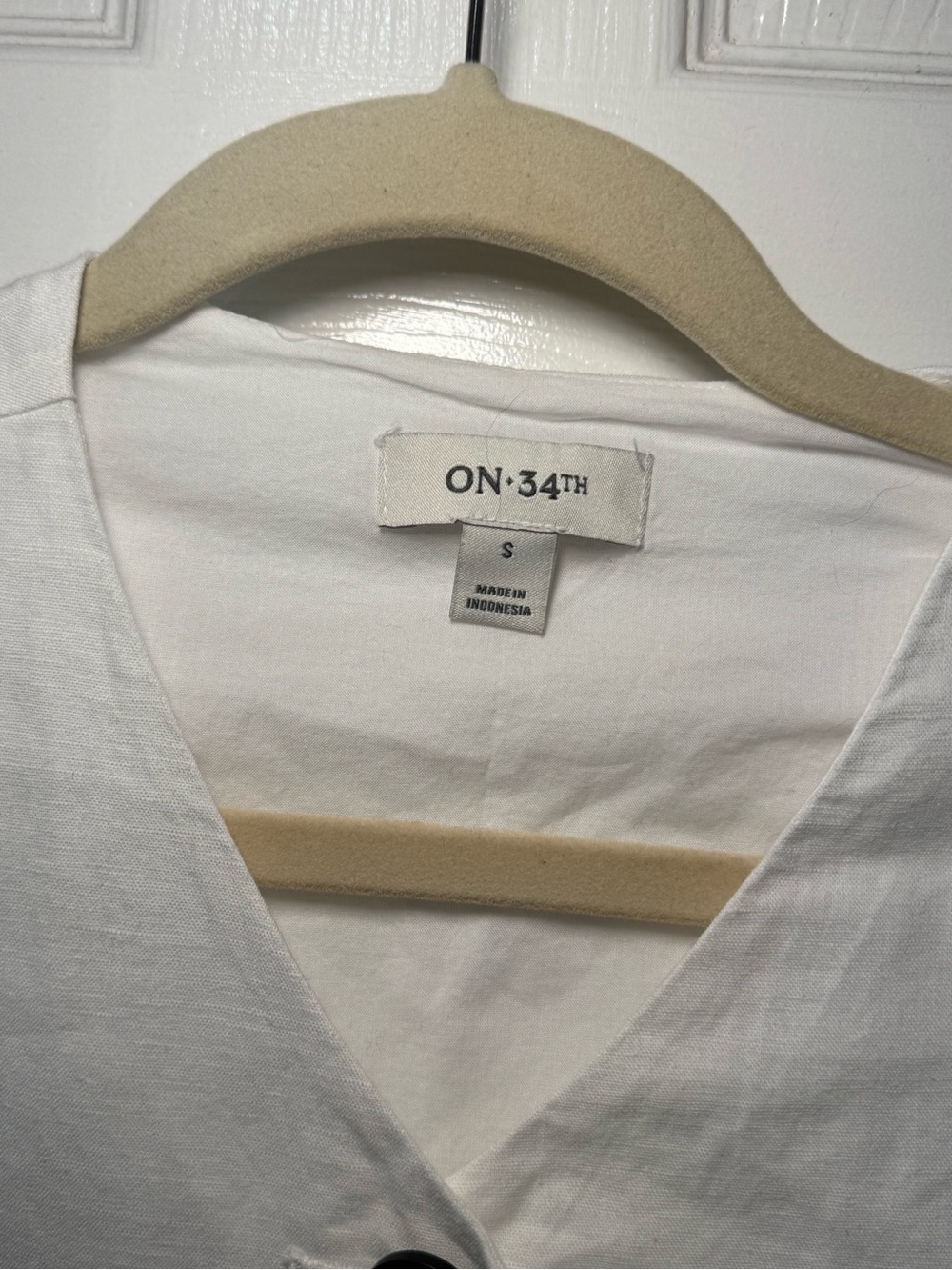 🥥⚪️ ON 34th Linen-Blend Longline Vest Top Button Down in Bright White ⚪️🥥 - Picture 5 of 10